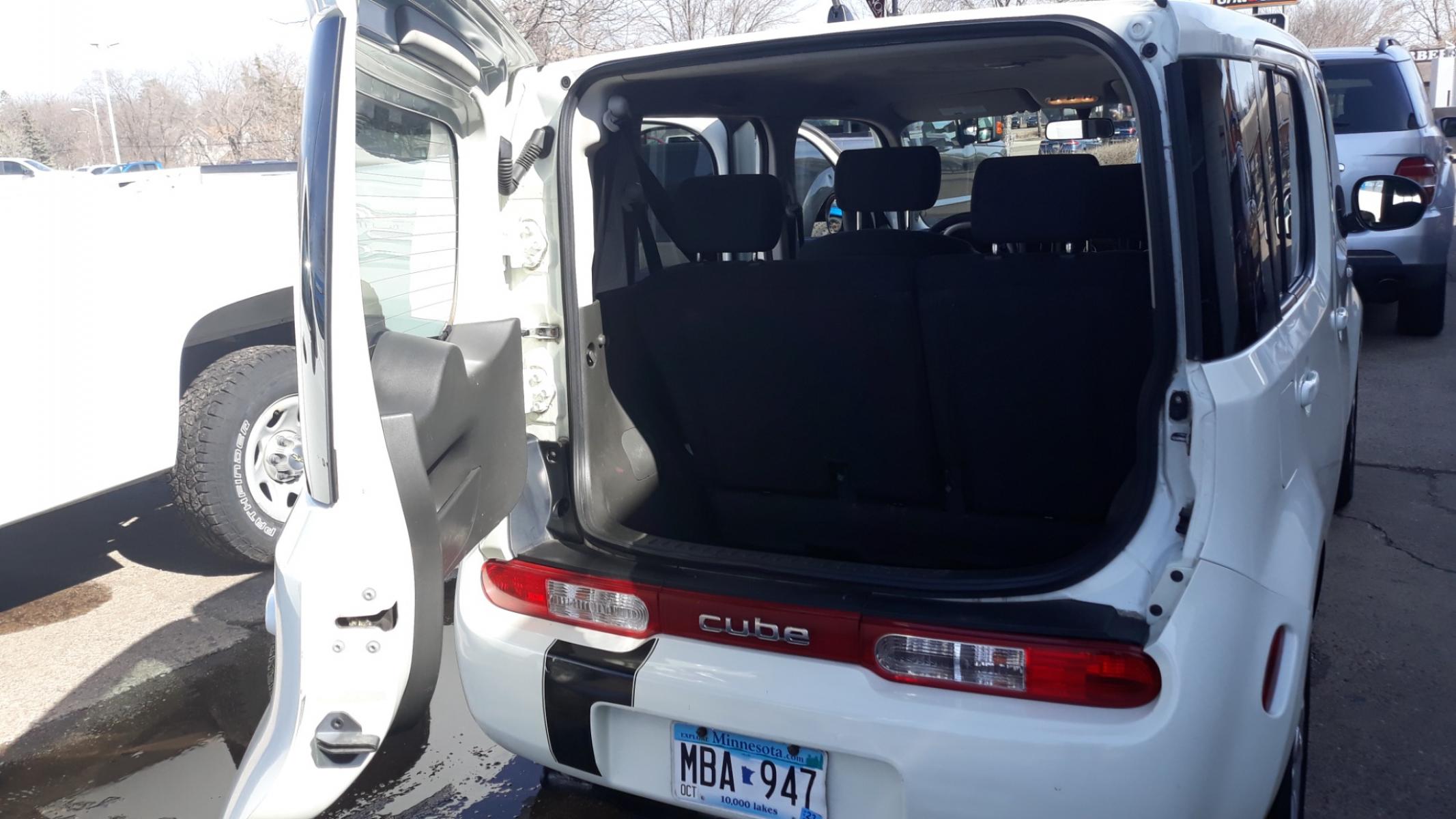 2009 WHITE /GRAY Nissan cube 1.8 Base (JN8AZ28R09T) with an 1.8L L4 DOHC 16V engine, automatic transmission, located at 434 West Main Street, Anoka, MN, 55303, (763) 576-9696, 45.201759, -93.396706 - Photo #10